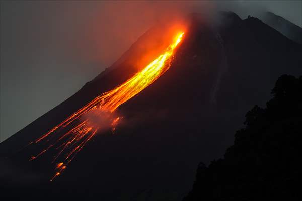 Active voclacno Mount Merapi spews pyroclastic flow