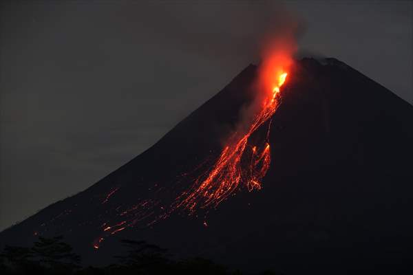 Active voclacno Mount Merapi spews pyroclastic flow