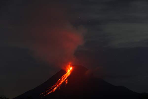 Active voclacno Mount Merapi spews pyroclastic flow