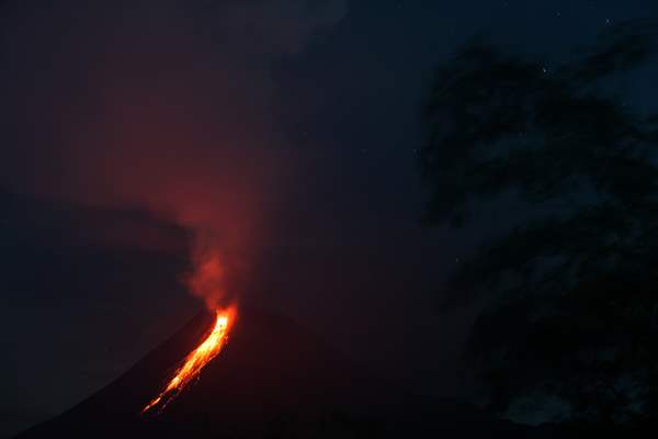 Active voclacno Mount Merapi spews pyroclastic flow