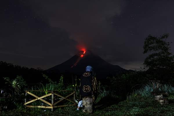 Active voclacno Mount Merapi spews pyroclastic flow