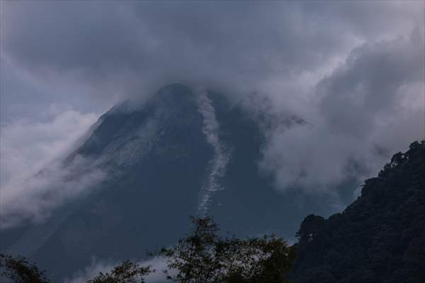 Active voclacno Mount Merapi spews pyroclastic flow