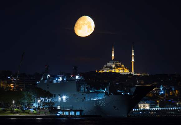 Full Moon appears over Istanbul