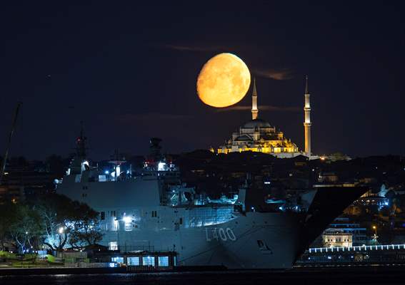 Full Moon appears over Istanbul