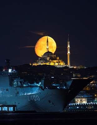 Full Moon appears over Istanbul