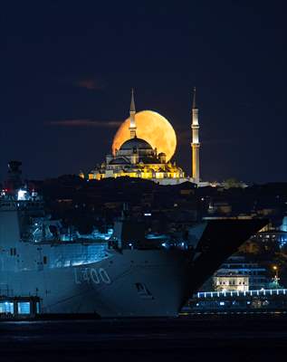Full Moon appears over Istanbul