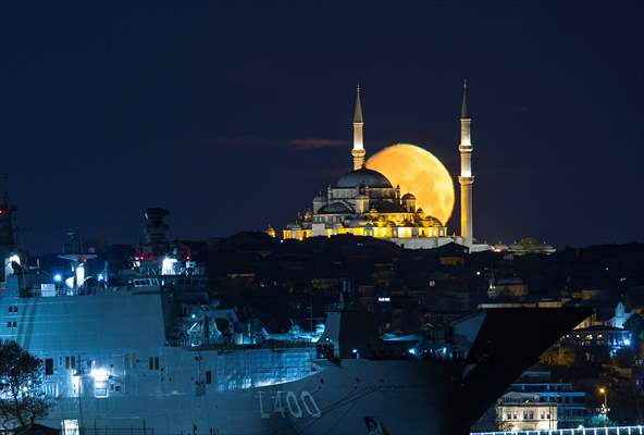 Full Moon appears over Istanbul