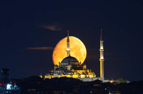 Full Moon appears over Istanbul