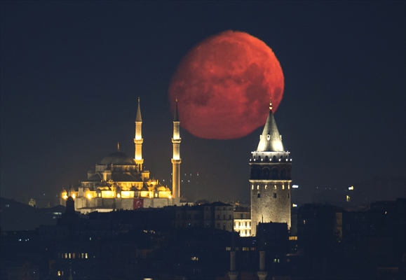 Full Moon appears over Istanbul