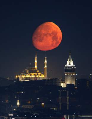 Full Moon appears over Istanbul