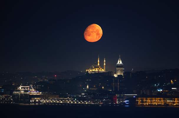 Full Moon appears over Istanbul