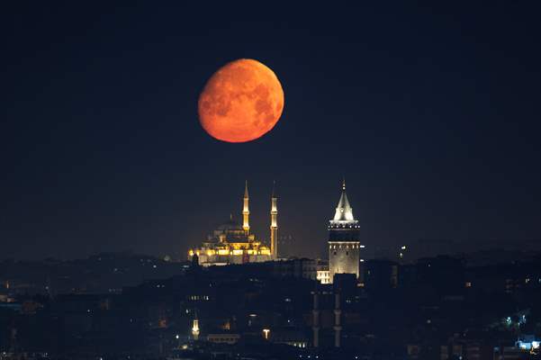Full Moon appears over Istanbul