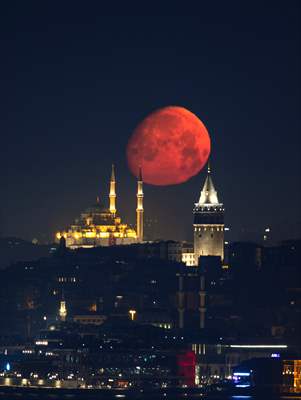 Full Moon appears over Istanbul