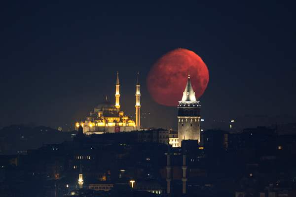 Full Moon appears over Istanbul