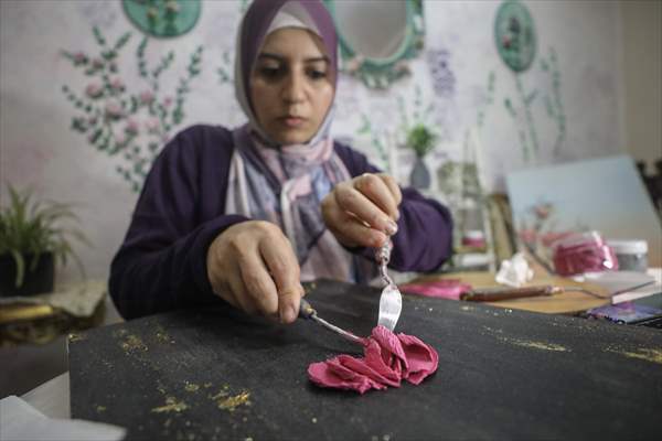 Mısırlı sanatçı İmtisal Semir, gül yapraklarını kullanarak üç boyutlu tablolar yapıyor