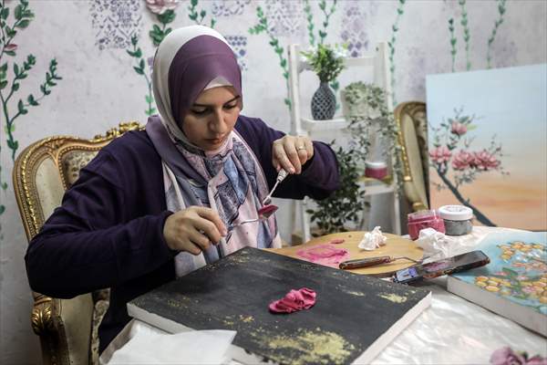 Mısırlı sanatçı İmtisal Semir, gül yapraklarını kullanarak üç boyutlu tablolar yapıyor