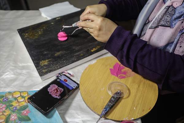 Mısırlı sanatçı İmtisal Semir, gül yapraklarını kullanarak üç boyutlu tablolar yapıyor