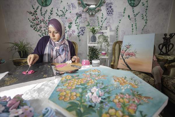 Mısırlı sanatçı İmtisal Semir, gül yapraklarını kullanarak üç boyutlu tablolar yapıyor
