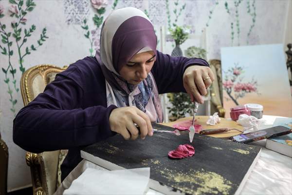 Mısırlı sanatçı İmtisal Semir, gül yapraklarını kullanarak üç boyutlu tablolar yapıyor