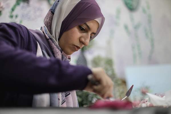 Mısırlı sanatçı İmtisal Semir, gül yapraklarını kullanarak üç boyutlu tablolar yapıyor