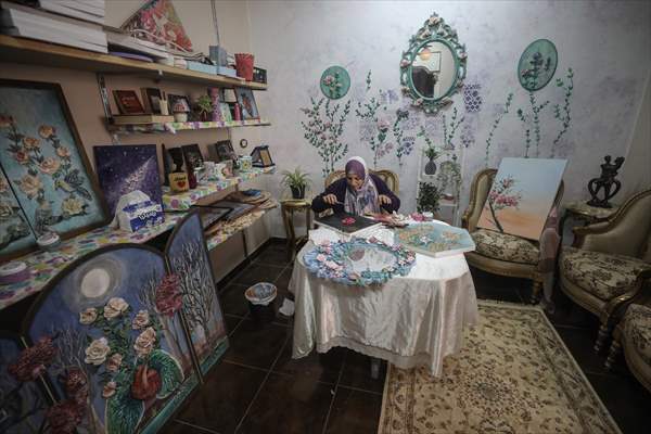 Mısırlı sanatçı İmtisal Semir, gül yapraklarını kullanarak üç boyutlu tablolar yapıyor