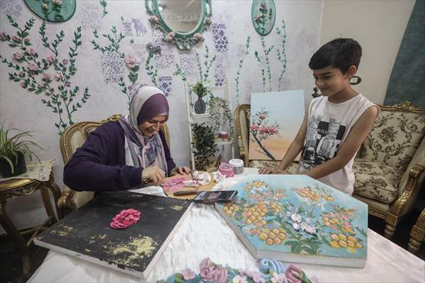 Mısırlı sanatçı İmtisal Semir, gül yapraklarını kullanarak üç boyutlu tablolar yapıyor