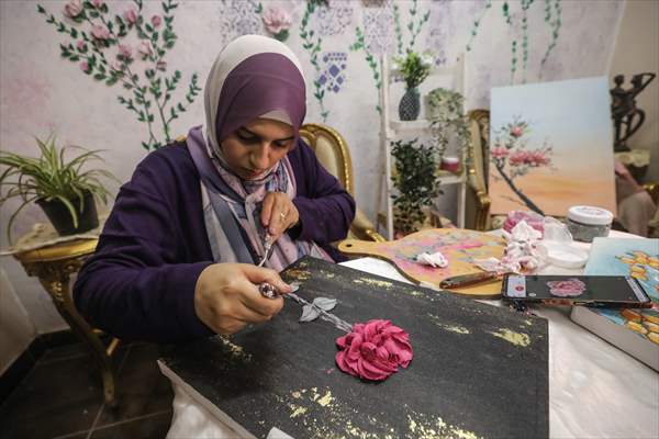 Mısırlı sanatçı İmtisal Semir, gül yapraklarını kullanarak üç boyutlu tablolar yapıyor