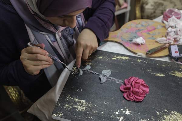 Mısırlı sanatçı İmtisal Semir, gül yapraklarını kullanarak üç boyutlu tablolar yapıyor