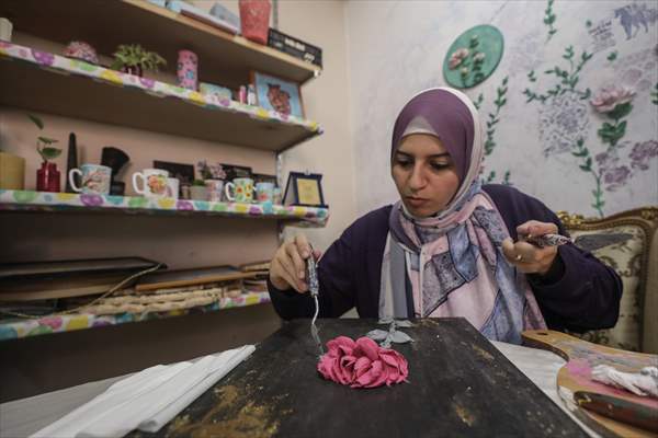 Mısırlı sanatçı İmtisal Semir, gül yapraklarını kullanarak üç boyutlu tablolar yapıyor