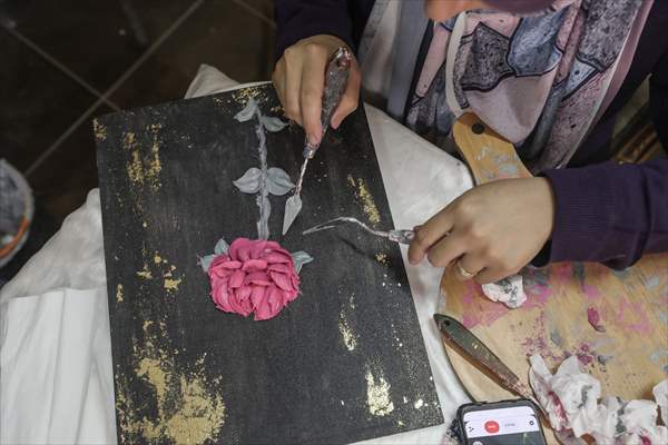 Mısırlı sanatçı İmtisal Semir, gül yapraklarını kullanarak üç boyutlu tablolar yapıyor