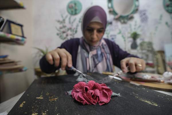 Mısırlı sanatçı İmtisal Semir, gül yapraklarını kullanarak üç boyutlu tablolar yapıyor