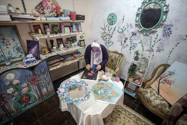 Mısırlı sanatçı İmtisal Semir, gül yapraklarını kullanarak üç boyutlu tablolar yapıyor