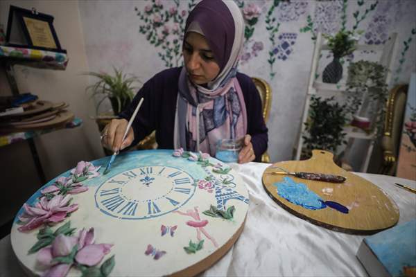 Mısırlı sanatçı İmtisal Semir, gül yapraklarını kullanarak üç boyutlu tablolar yapıyor