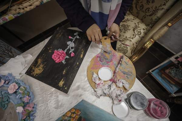 Mısırlı sanatçı İmtisal Semir, gül yapraklarını kullanarak üç boyutlu tablolar yapıyor