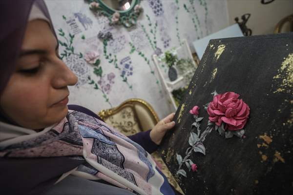 Mısırlı sanatçı İmtisal Semir, gül yapraklarını kullanarak üç boyutlu tablolar yapıyor