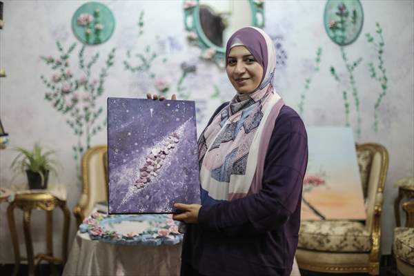 Mısırlı sanatçı İmtisal Semir, gül yapraklarını kullanarak üç boyutlu tablolar yapıyor