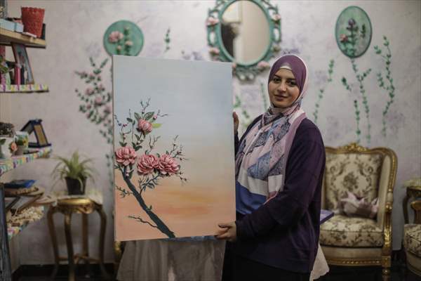 Mısırlı sanatçı İmtisal Semir, gül yapraklarını kullanarak üç boyutlu tablolar yapıyor