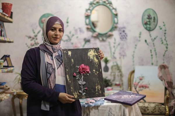 Mısırlı sanatçı İmtisal Semir, gül yapraklarını kullanarak üç boyutlu tablolar yapıyor