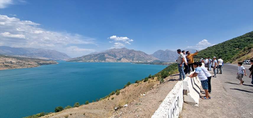 Özbekistan’da Çarvak Barajı, sıcaklardan bunalanların tercih ettiği yerlerin başında geliyor