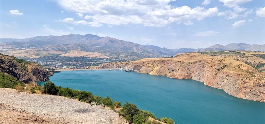 Özbekistan’da Çarvak Barajı, sıcaklardan bunalanların tercih ettiği yerlerin başında geliyor
