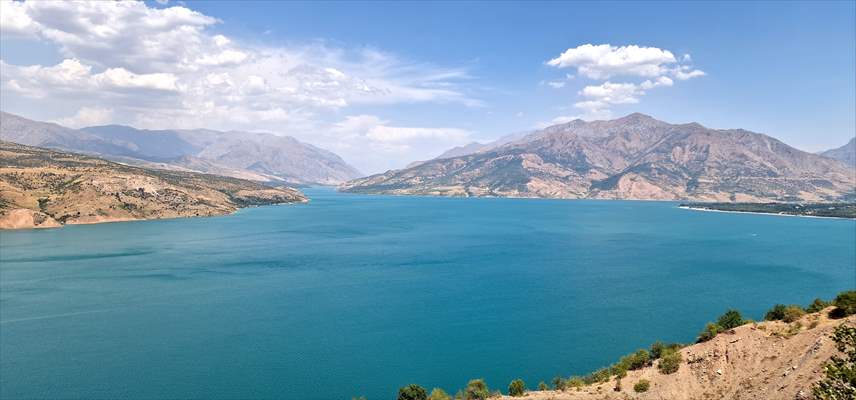 Özbekistan’da Çarvak Barajı, sıcaklardan bunalanların tercih ettiği yerlerin başında geliyor