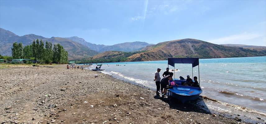 Özbekistan’da Çarvak Barajı, sıcaklardan bunalanların tercih ettiği yerlerin başında geliyor