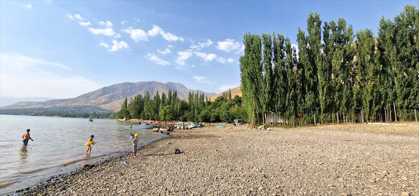 Özbekistan’da Çarvak Barajı, sıcaklardan bunalanların tercih ettiği yerlerin başında geliyor