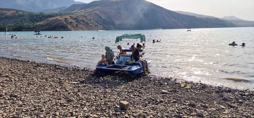 Özbekistan’da Çarvak Barajı, sıcaklardan bunalanların tercih ettiği yerlerin başında geliyor