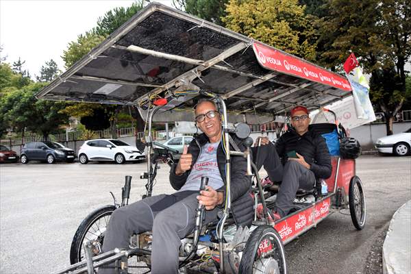 Güneş panelli bisikletle Fas'tan Dubai'ye BM İklim Değişikliği Konferansı için pedal çeviriyorlar
