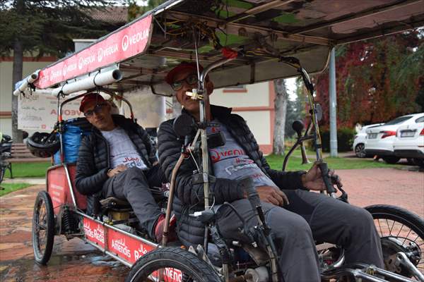 Güneş panelli bisikletle Fas'tan Dubai'ye BM İklim Değişikliği Konferansı için pedal çeviriyorlar