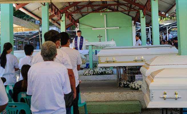 Mass burial ceremony for landslide victims in Philippines