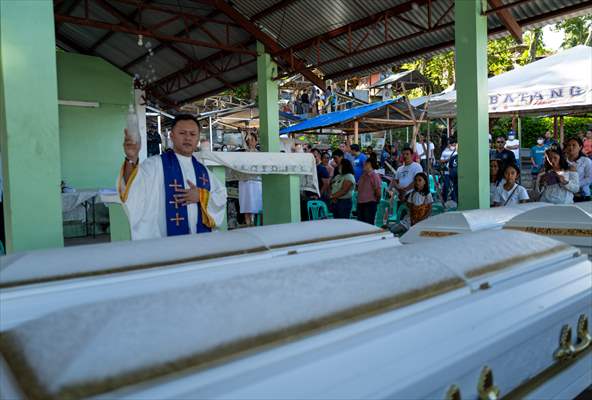 Mass burial ceremony for landslide victims in Philippines