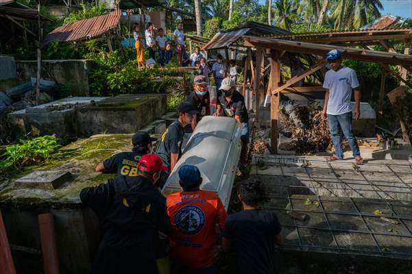 Mass burial ceremony for landslide victims in Philippines