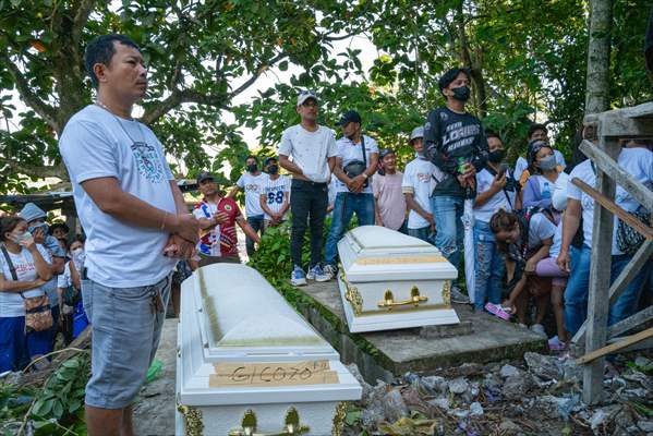 Mass burial ceremony for landslide victims in Philippines
